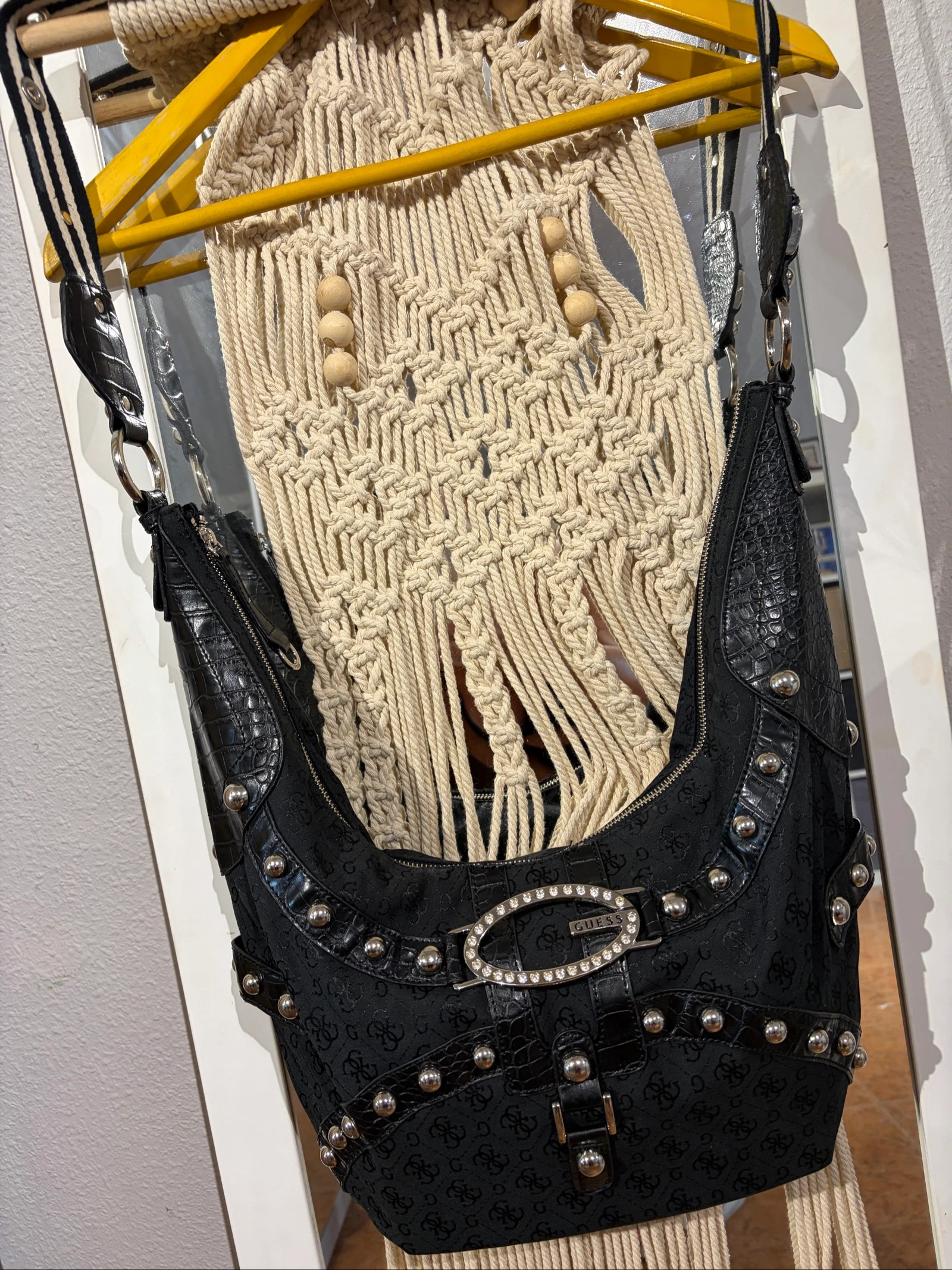 Sac à épaule clouté noir vintage Y2K Guess – Début des années 2000 – photo 15